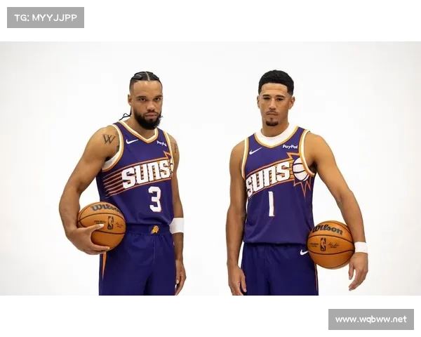 布克在球场上的领导风格分析与影响力探讨